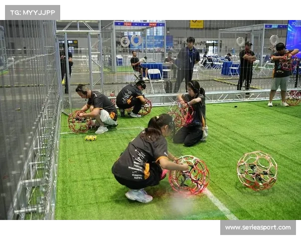 无人机足球操作提升青少年动手能力 校内校外教育互补成趋势 无人机足球操作提升青少年动手能力 校内校外教育互补成趋势